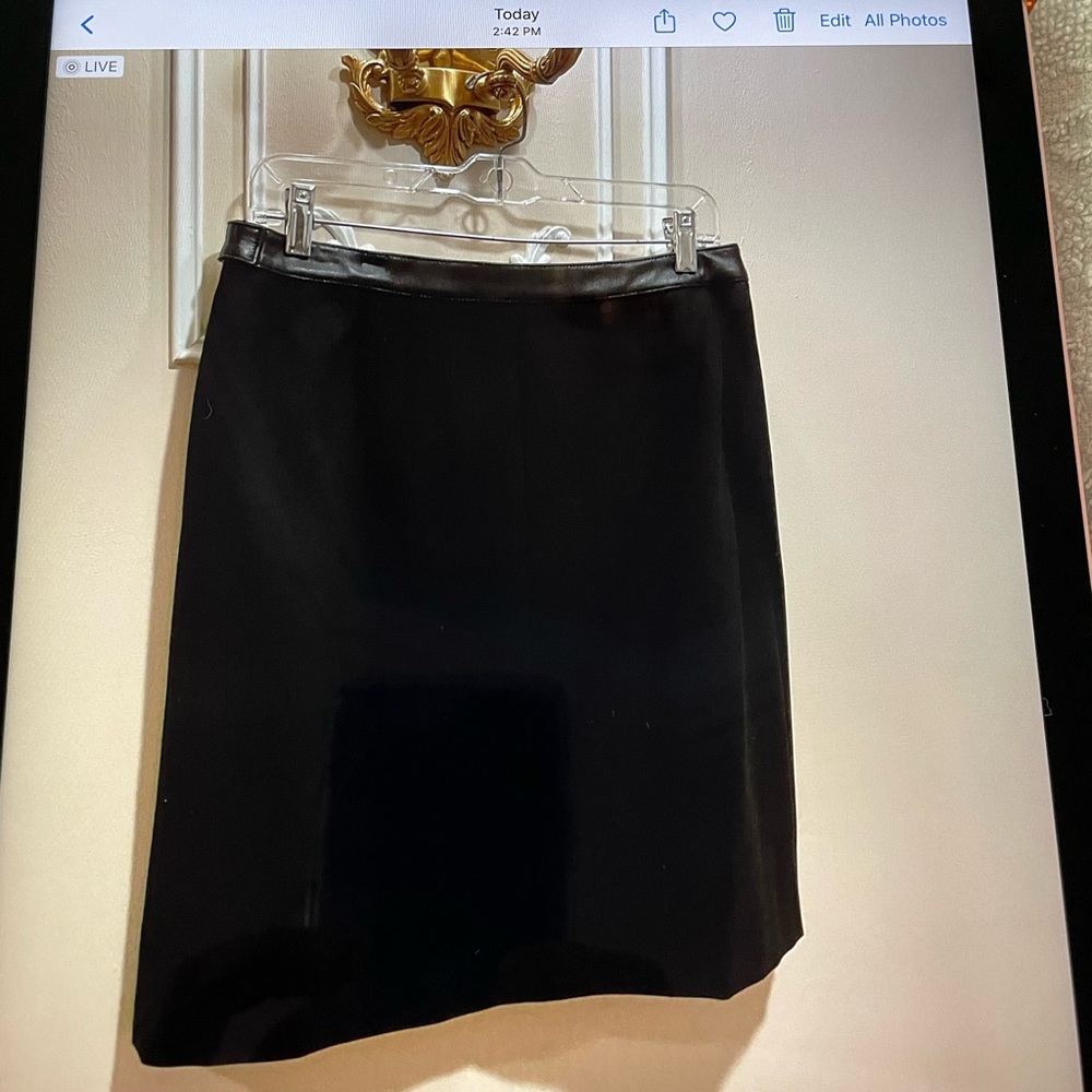 Black wool, wrap skirt, quality buckle, full lining, leather trim. 42 French